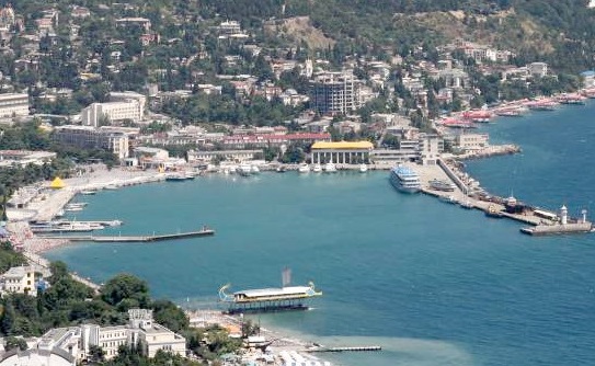 Oil leaks at water area of the Russian port of Yalta | Maritime Herald